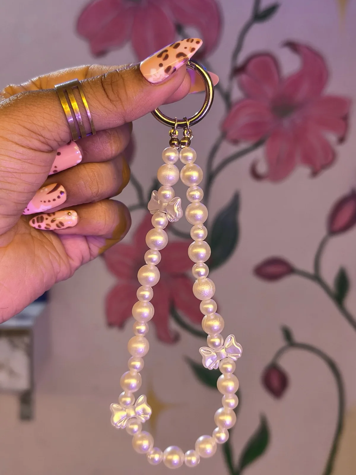 Whitebow phone charm
